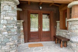 impresive woden entrance door to the apartament